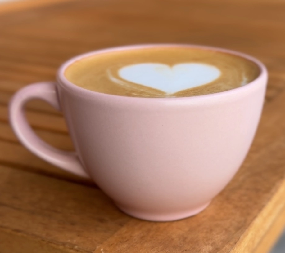 alora brewing moments - latte art in ceasca roz