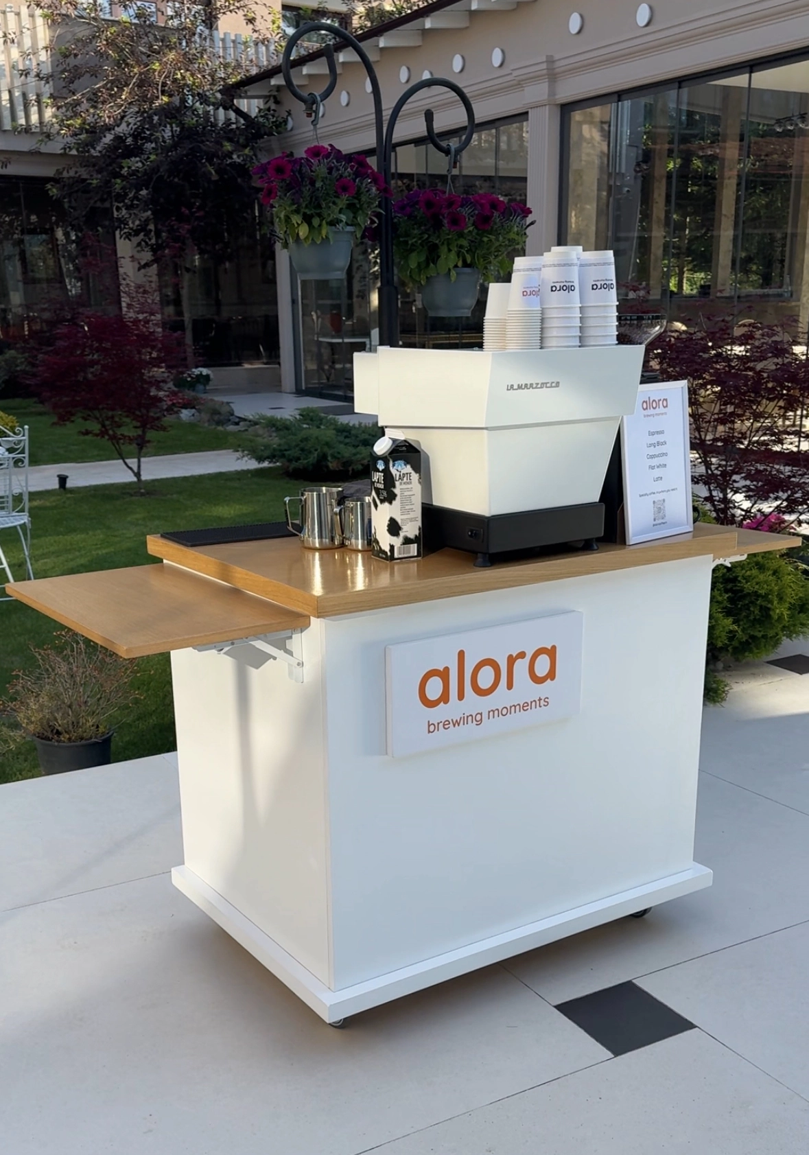 alora brewing moments - bar mobil la un eveniment in exterior cu vedere de ansamblu